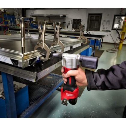 Rivettatrice Compatta 4,8mm 9000N M18 Milwaukee M12BPRT-0 Nuda